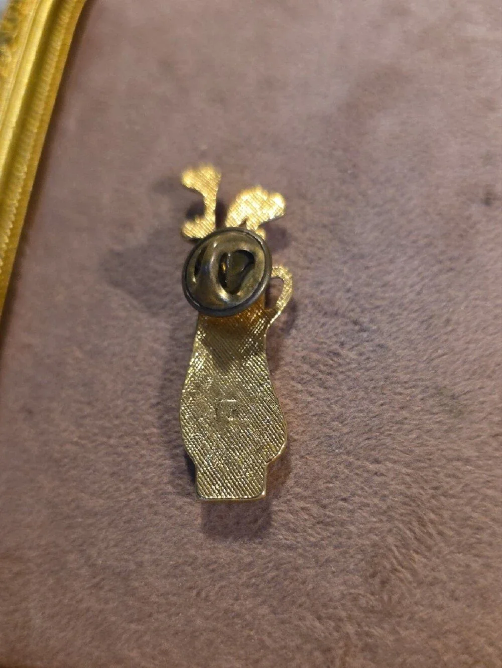 Vintage Gold Tone Golf Bag Lapel Pin Brooch